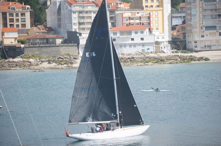  El Bribón sale a navegar sin Juan Carlos I a bordo poco antes de arrancar la Copa del Rey de Vela en Sanxenxo