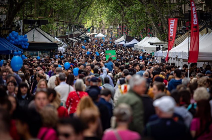  Lectores y autores toman las calles de Barcelona en un Sant Jordi multitudinario