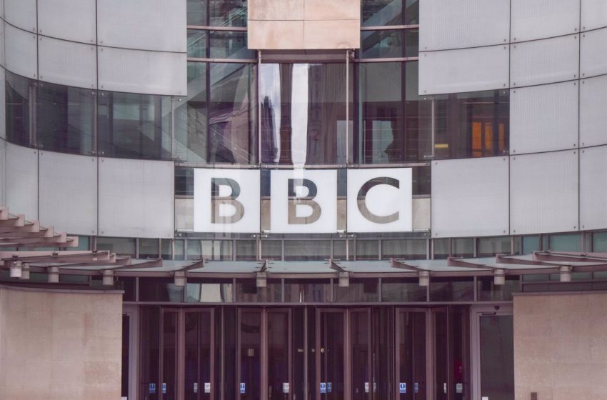 Dimite el presidente de la BBC por facilitar un préstamo a Boris Johnson antes de su nombramiento