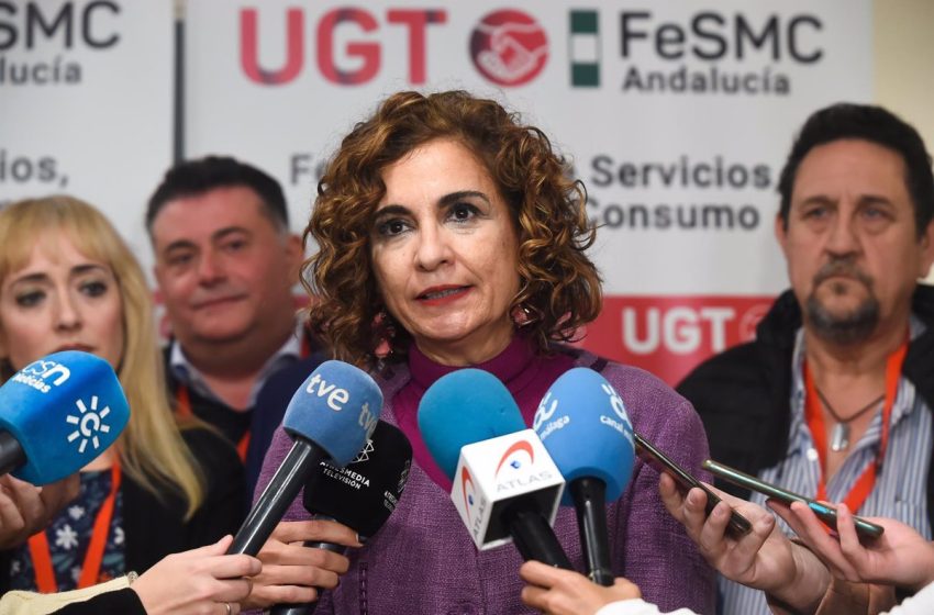  María Jesús Montero espera ver un acuerdo para subir salarios en los «próximos meses»