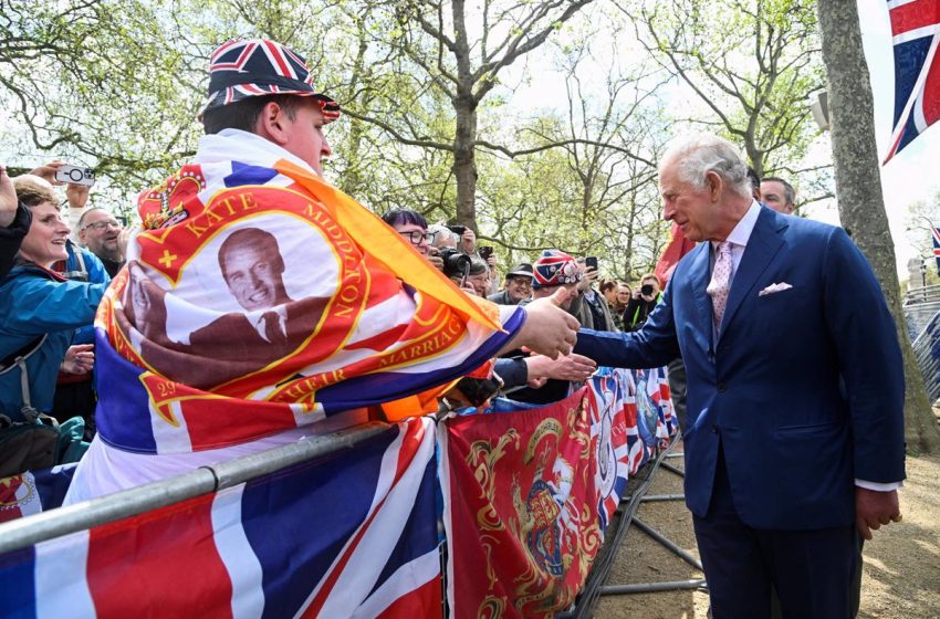  Carlos III y el príncipe Guillermo saludan por sorpresa a los ciudadanos apostados cerca de Buckingham