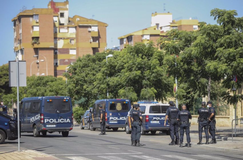  Amplio despliegue Policial en el Polígono Sur de Sevilla por un varón atrincherado en un piso con un arma