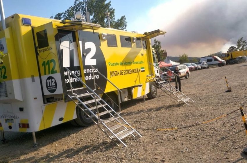  Más de 400 efectivos y 14 medios aéreos «luchan sin cuartel» contra el incendio de Hurdes y Gata (Cáceres)