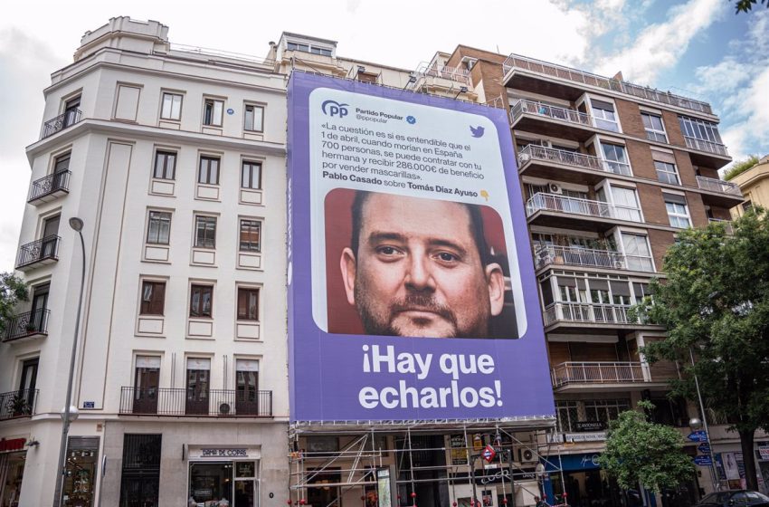  PP de Madrid denuncia a Podemos ante la Junta Electoral y exige retirar la lona con la foto del hermano de Ayuso