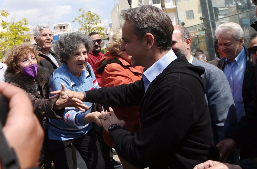  Mitsotakis y Tsipras depositan su voto en las elecciones generales griegas entre promesas de futuro