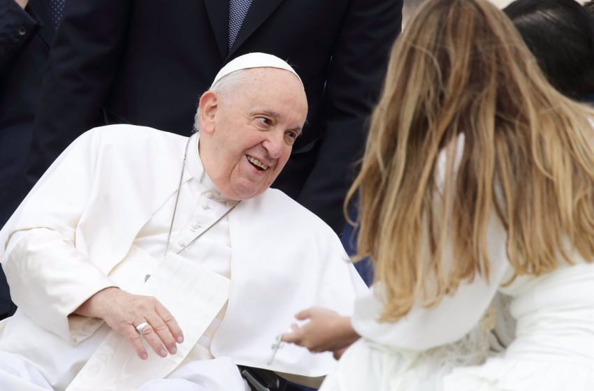 El Papa está «bien» y en estado «consciente» tras la operación de una hernia en el estómago
