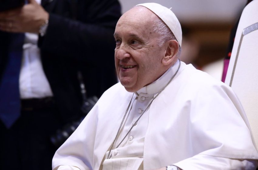  El Papa sale del hospital tras diez días ingresado por una operación de una hernia abdominal