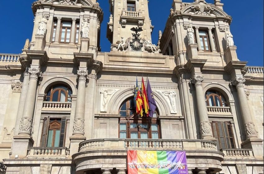  El Ayuntamiento de Valencia luce la pancarta de la campaña municipal por el Orgullo LGTBI