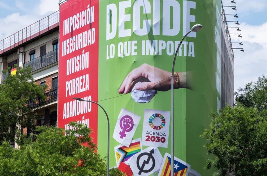  La Junta Electoral de Madrid insta a Vox a quitar la lona contra la bandera LGTBI, el independentismo o el comunismo