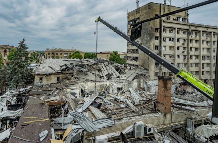  Ucrania eleva a doce los muertos y concluye los trabajos de búsqueda en el restaurante en Kramatorsk