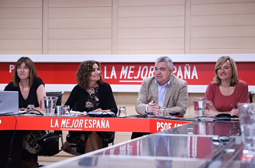  EL PSOE acusa al PP de «comerse sus palabras» al meter a Vox en el gobierno de Extremadura: «Principios de usar y tirar»