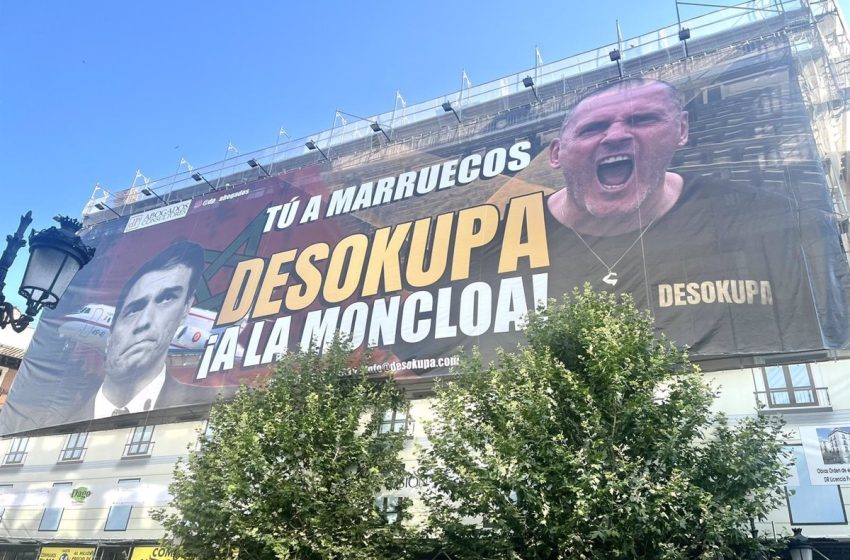  Desokupa despliega una lona en la calle de Atocha de Madrid contra Sánchez: «Tú a Marruecos, Desokupa a la Moncloa»