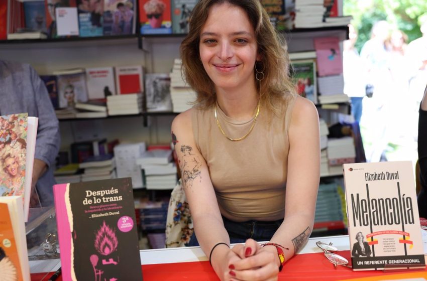  Sumar ficha a la escritora Elizabeth Duval como su portavoz de feminismos y derechos LGTBi