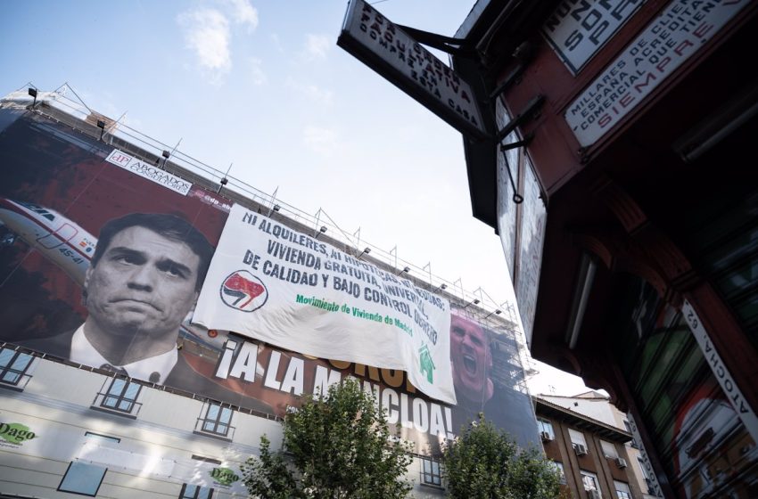  Activistas antidesahucio boicotean la lona de Desokupa en la calle de Atocha de Madrid