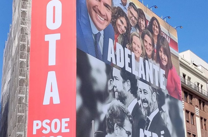  PSOE despliega una lona en Madrid con Sánchez y su equipo sonrientes frente Abascal y Feijóo en blanco y negro