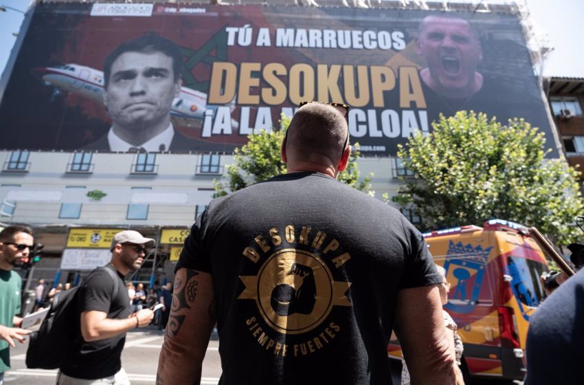  Desokupa mantiene la lona contra Pedro Sánchez en Atocha hasta después de las elecciones