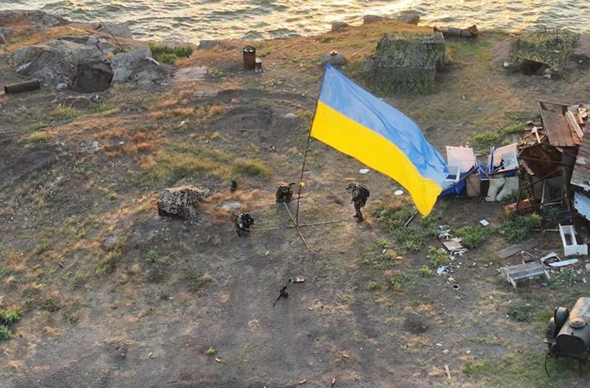  Zelenski conmemora los 500 días de guerra en Ucrania con una visita a la emblemática isla de las Serpientes