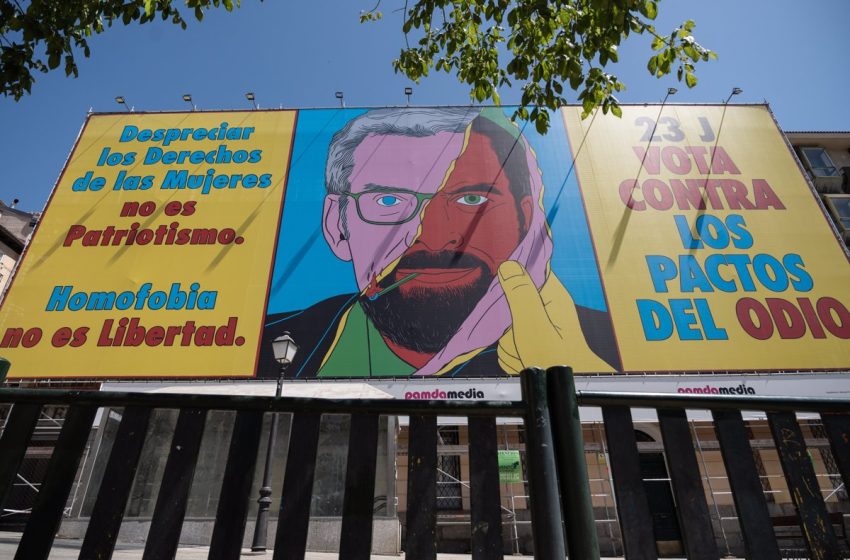  Una fundación despliega una lona contra Feijóo y Abascal en Madrid: «Vota contra los pactos del odio»