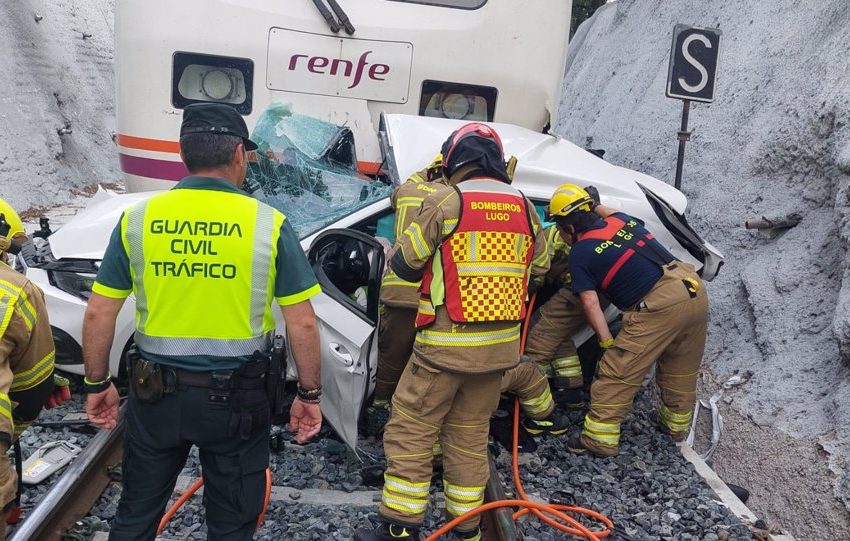  Un fallecido y dos heridos graves al arrollar un tren a un coche en un paso a nivel sin barreras en Lugo