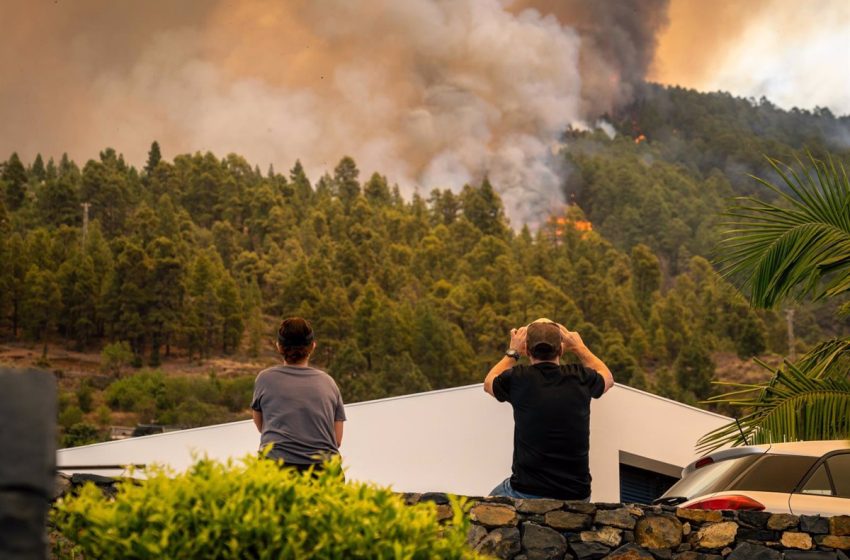  El incendio de La Palma sigue fuera de control tras afectar 4.500 hectáreas y dejar más de 2.000 desalojados