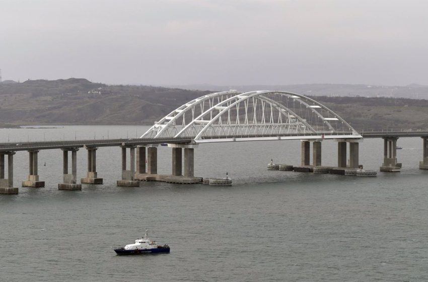  Al menos dos muertos en una «emergencia» en el puente de Crimea que ha obligado a cerrar el tráfico