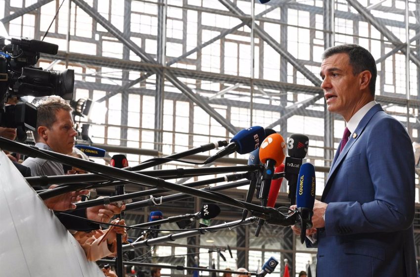  Sánchez advierte de que un gobierno de coalición entre Feijóo y Abascal sería un «serio revés» al proyecto europeo