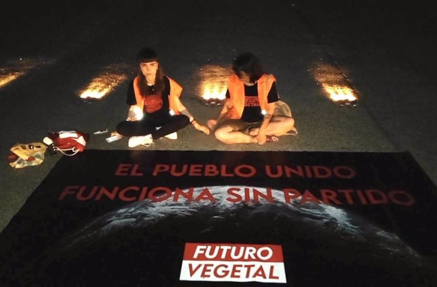  Activistas entran en una pista de aterrizaje de Barajas y se pegan al asfalto para denunciar la crisis climática