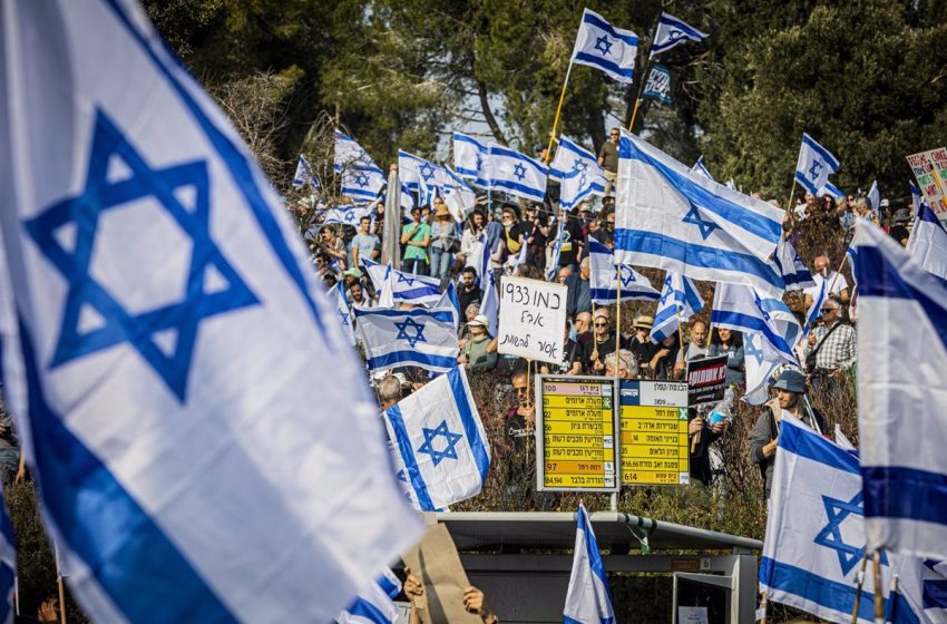 El Parlamento israelí aprueba la primera ley de la polémica reforma judicial pese a las masivas protestas