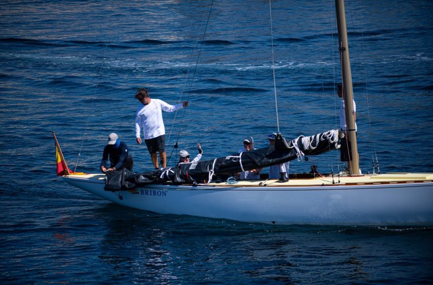  El ‘Bribón’, capitaneado por Juan Carlos I, consigue la primera posición en las regatas de Sanxenxo (Pontevedra)
