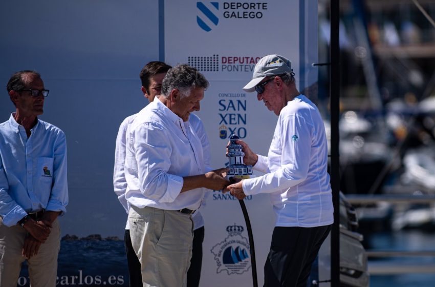  Juan Carlos I recoge el premio de las regatas de Sanxenxo, en las que el ‘Bribón’ logra la primera posición