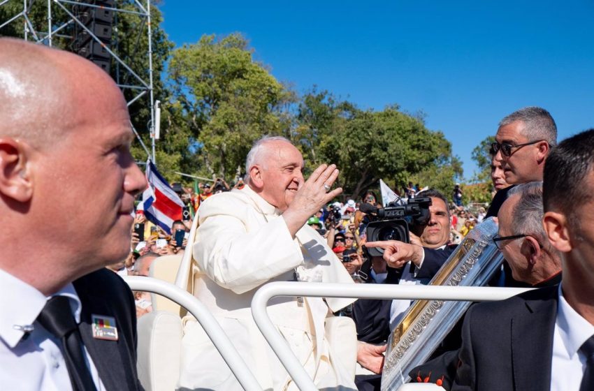  El Papa, en el Viacrucis, invita a los jóvenes a preguntarse «qué cosas en la vida les hacen llorar»