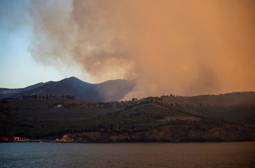  Confinan Portbou y Colera (Girona) por el incendio que ya afecta a 435 hectáreas