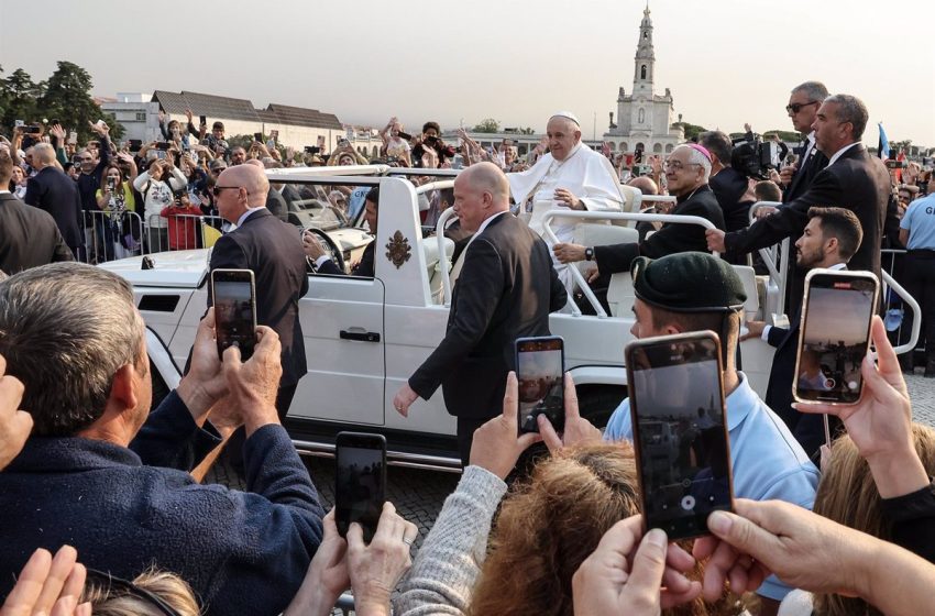  El Papa reza por la paz desde Fátima y pide una Iglesia «de puertas abiertas» que acoge «a todos, sin exclusión»
