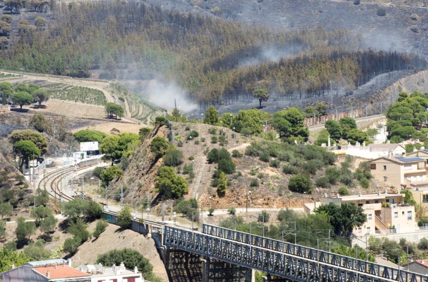  El incendio de Portbou (Girona) queda estabilizado y acaba el desconfinamiento