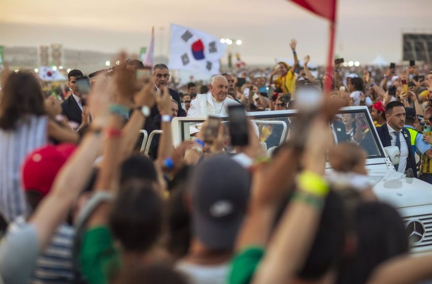  El Papa invita a los jóvenes en la Vigilia a llevar la JMJ más allá de Lisboa: «¿Se lo van a quedar para ustedes?»