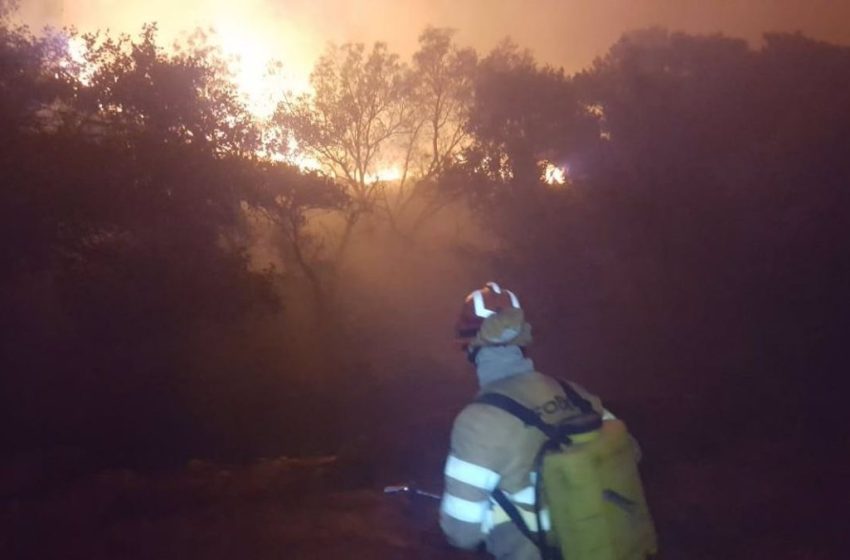  El incendio de Valencia de Alcántara alcanza las 350 hectáreas y obliga a evacuar dos casas rurales