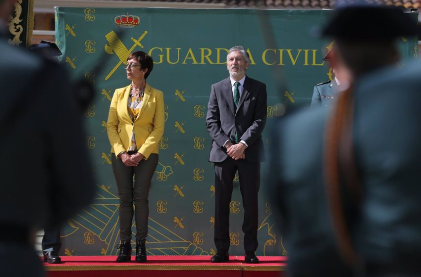  Marlaska condecora a María Gámez, la directora de la Guardia Civil cuando fue cesado De los Cobos, y a su sucesora