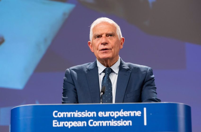  Borrell lamenta que la gobernabilidad de España «dependa de alguien a quien le importa un carajo»