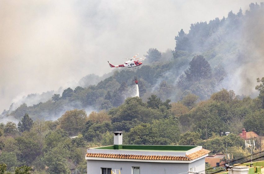  Las hectáreas afectadas por el incendio de Tenerife suben a 8.400 y el viento podría «complicar» la noche