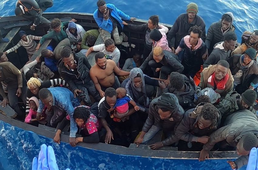  Salvamento Marítimo, de guardia 24 horas diarias ante el rescate de migrantes: «Es una carga emocional y física»