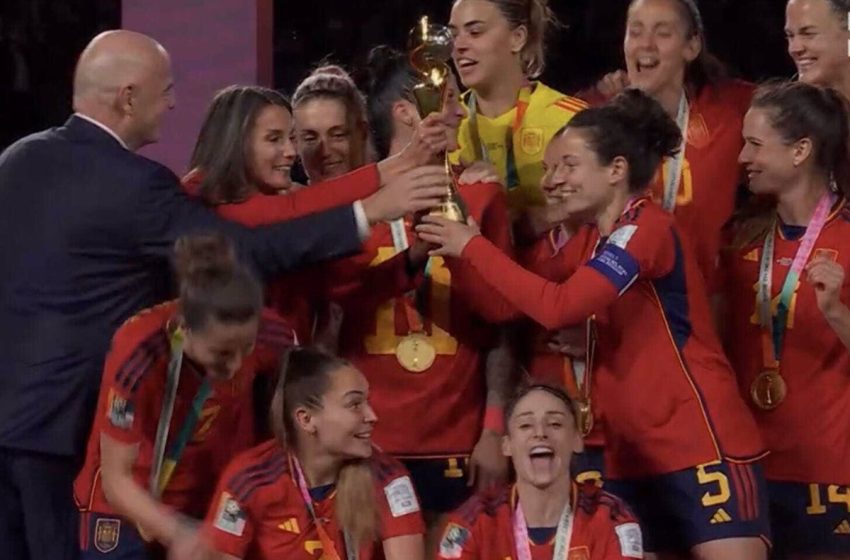  La Reina Letizia celebra el triunfo de España en el mundial de fútbol femenino junto a la Infanta Sofía