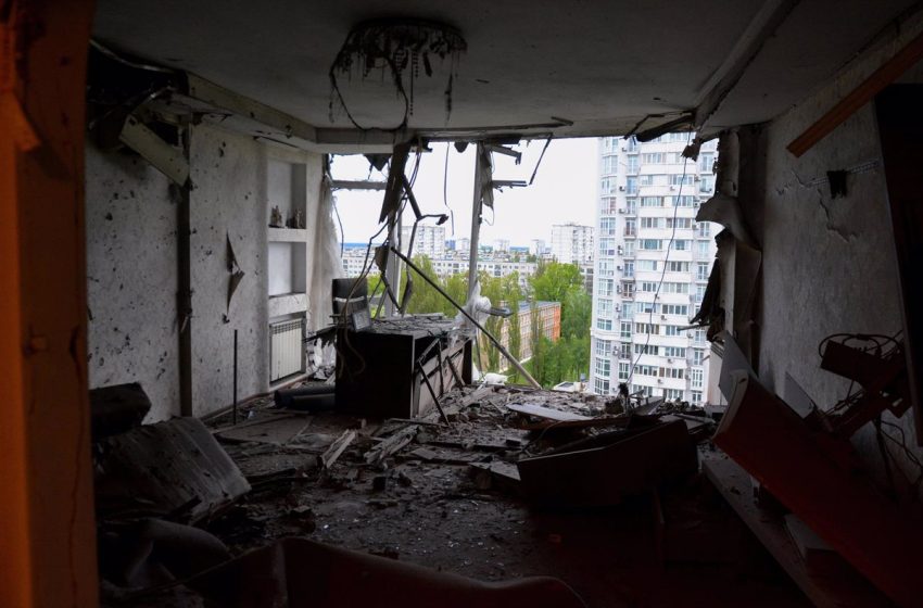  Al menos dos muertos en Kiev por la caída de los restos de un misil ruso interceptado por las defensas aéreas