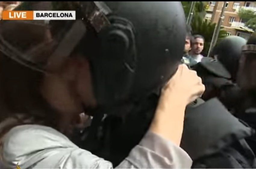  Un policía del 1-O denuncia el beso «repentino y no consentido» de una mujer durante el dispositivo contra el referéndum