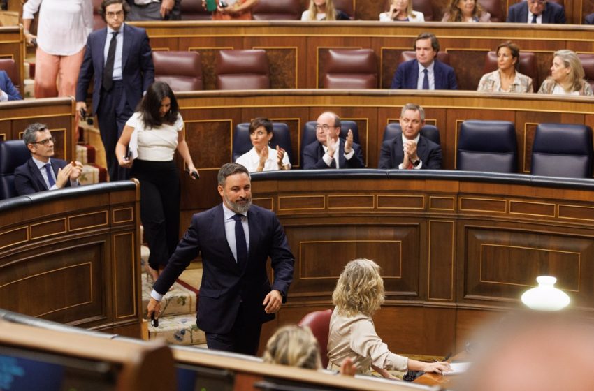  Los diputados de Vox abandonan el hemiciclo durante la intervención en gallego de un diputado del PSOE