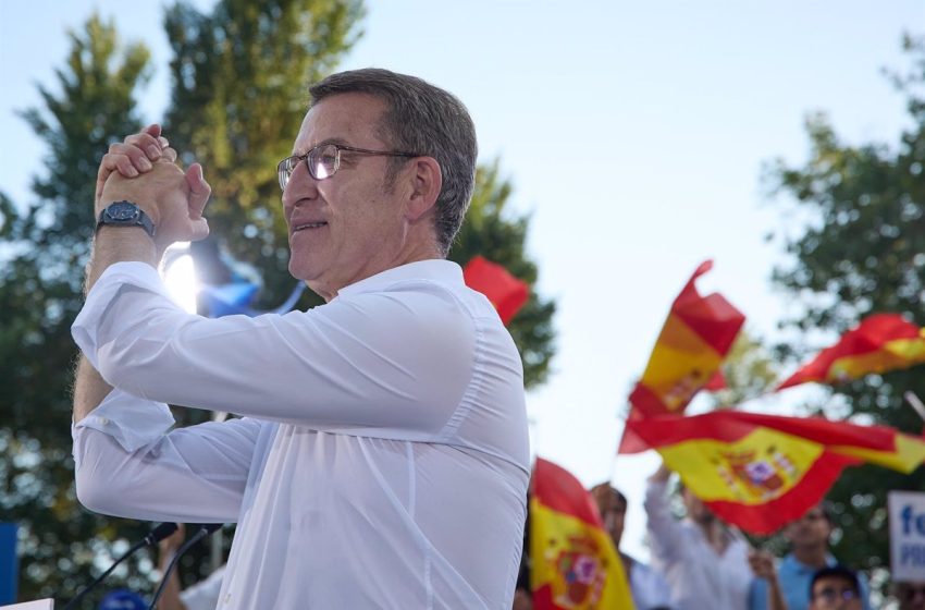  El PP minimiza sus siglas en el acto contra la amnistía para dar más protagonismo a las banderas de España y de CCAA