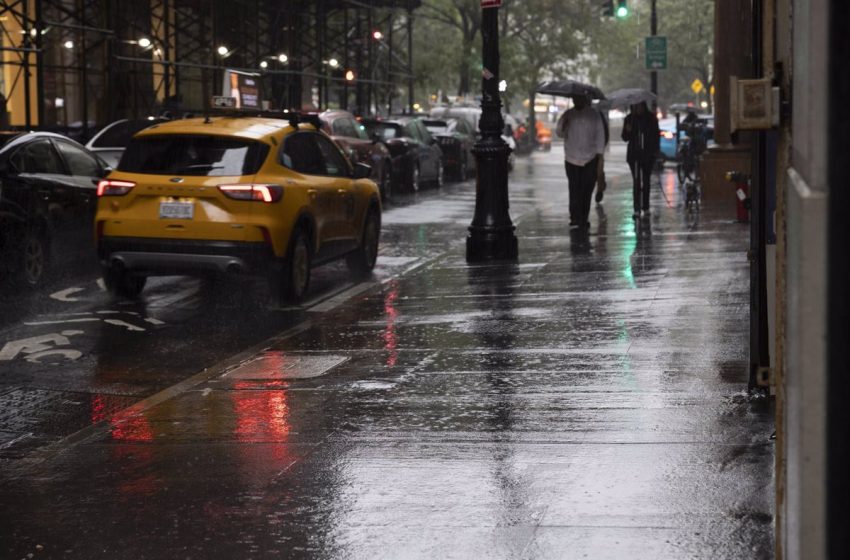  Las inundaciones y lluvias récord en Nueva York colapsan la ciudad tras la declaración del estado de emergencia