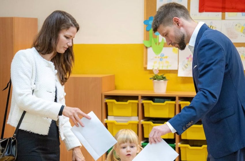  Los líderes de Eslovaquia depositan su voto en las parlamentarias entre llamamientos a la participación